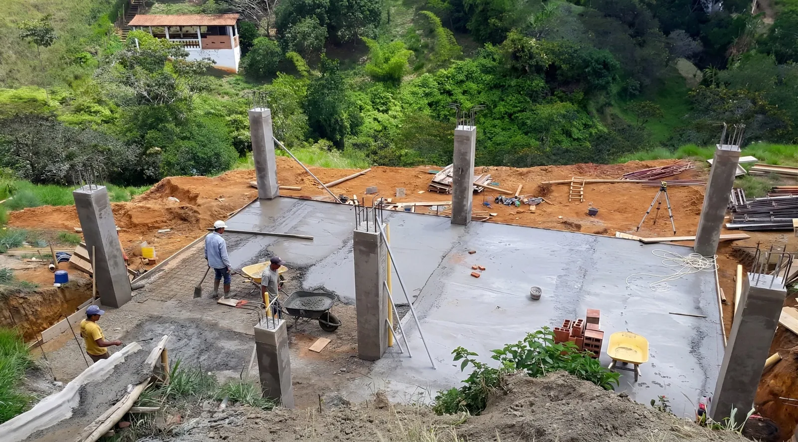 Cimentación con pilares de concreto en obra civil corporativa — Parámetro Soluciones